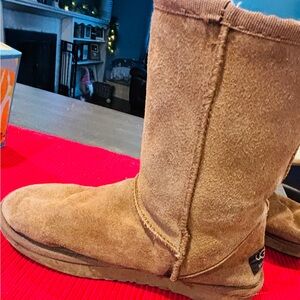 Size 5 uggs. Great condition. Short, chestnut Uggs barely worn.